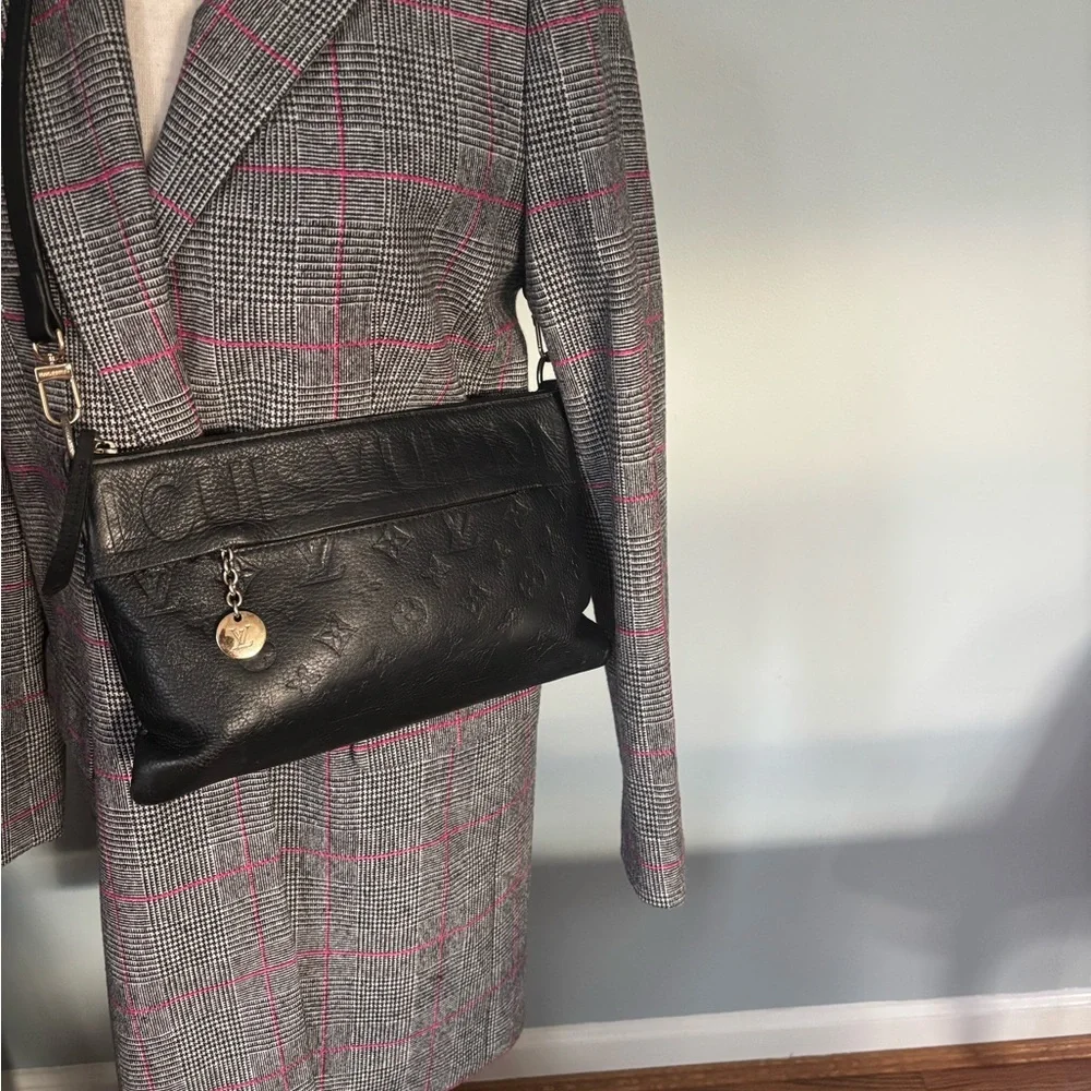 Louis Vuitton Black Leather Embossed Empriente Pochette, Gold Hardware, AA0171 - Picture 12 of 12